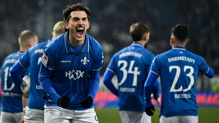 Fraser Hornby (Mitte) trifft beim 4:2-Sieg der Lilien doppelt. Nächsten Sonntag geht es für Darmstadt nach Elversberg. 