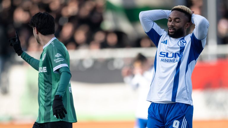 Moussa Sylla (r.) und der FC Schalke verpassen den Sieg bei Preußen Münster. 
