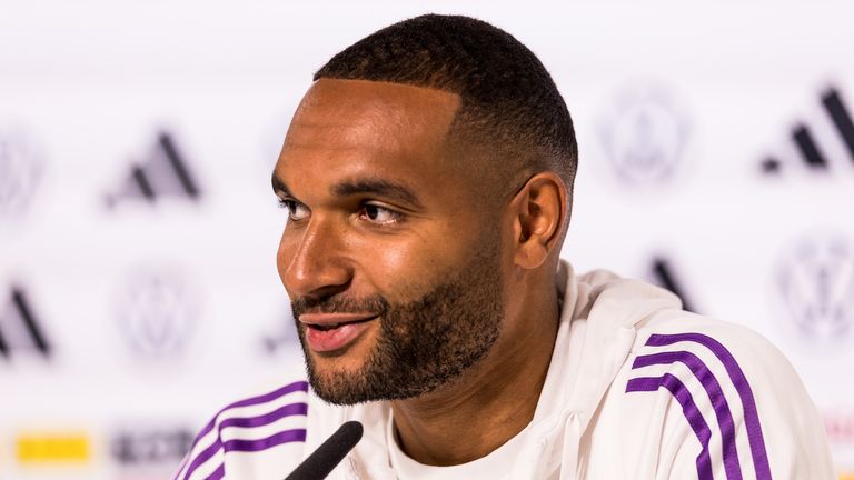 Jetzt live: Die DFB-PK mit Jonathan Tah.