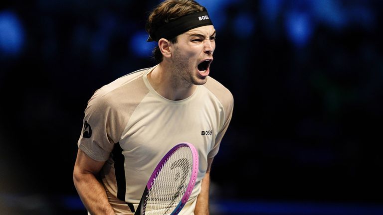 Taylor Fritz siegt zum Auftakt beim den ATP Finals gegen Lorenzo Musetti.