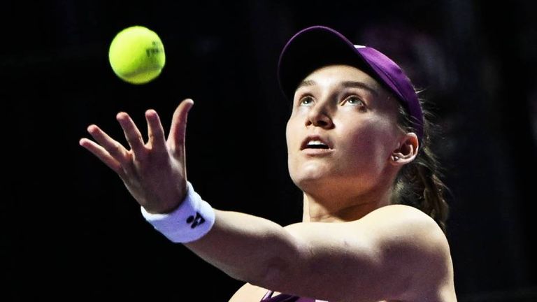 Elena Rybakina lässt Iga Swiatek nach dem ersten Satz nicht den Hauch einer Chance. 