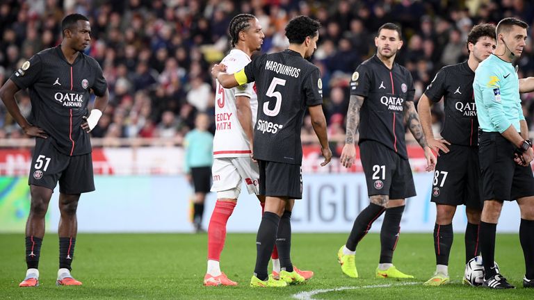 Ex-Nationalspieler Thilo Kehrer (2. v.l.)  bekam einen Platzverweis, Paris gelang trotzdem nicht mehr viel.