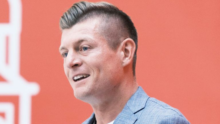 Toni Kroos wird mit dem Bundesverdienstkreuz ausgezeichnet.