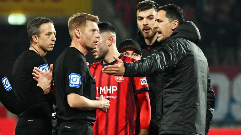 Frankfurt-Trainer Dino Toppmöller (r.) ist mit Schiedsrichter Christian Dingert nicht zufrieden. 