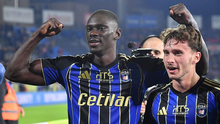 Idrissa Toure (l.) jubelt mit Teamkollegen und Fans des Pisa SC nach dem Sieg.