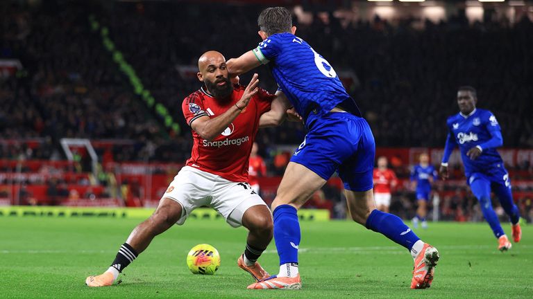 Bryan Mbeumo (l.) und Manchester United kassieren gegen den FC Everton eine Heimpleite. 