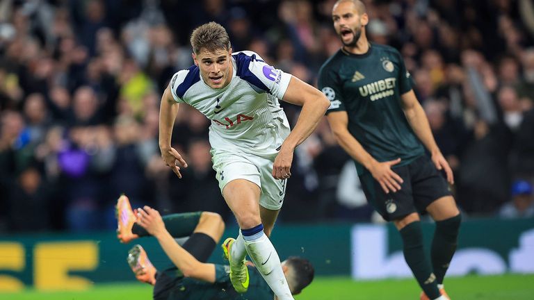 Micky van de Ven hat gegen Kopenhagen ein Traumtor erzielt.