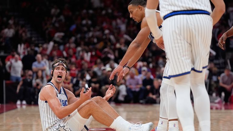 Franz Wagner (22) (l.) verliert mit den Orlando Magic gegen die Houston Rockets