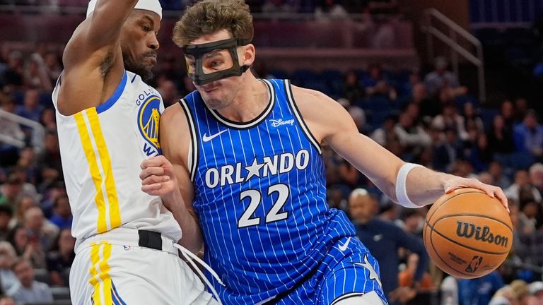 Franz Wagner (r.) siegt zu Hause mit Orlando Magic gegen Jimmy Butler und die Warriors. 
