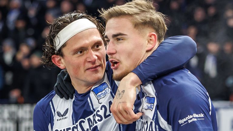 Herthas Marten Winkler (r.) bejubelt seinen Treffer mit Fabian Reese. 