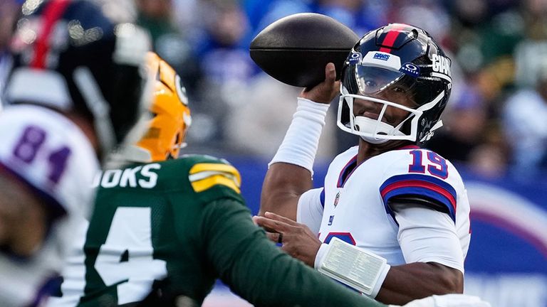 Giants-Quarterback Jameis Winston wird im NFL-Spiel gegen die Green Bay Packers unter Druck gesetzt.
