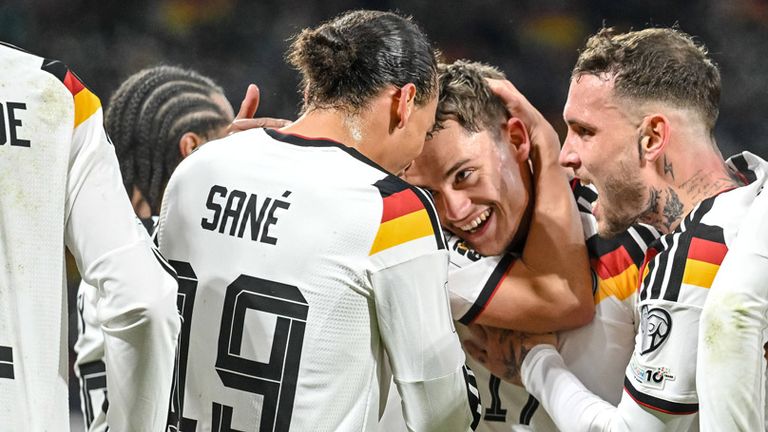 Die deutsche Nationalmannschaft um Florian Wirtz (M.) bejubelt die Qualifikation für die WM-Endrunde 2026.