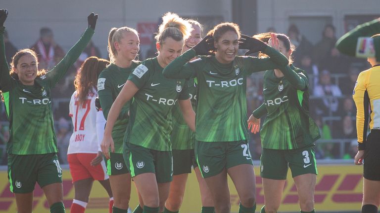 Cora Zicai (2. v. r.)  bejubelt ihren Treffer gegen RB Leipzig.