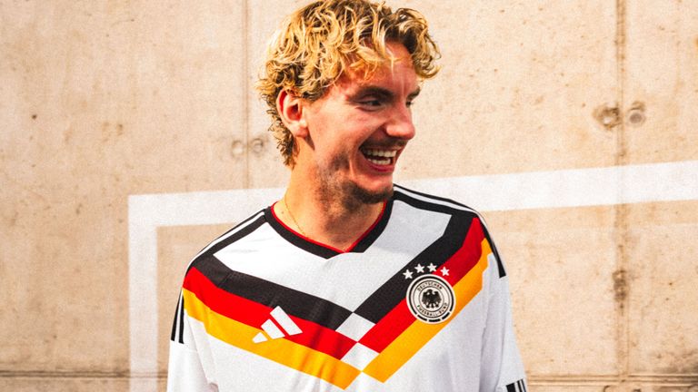 Nick Woltemade präsentiert das deutsche Trikot für die WM 2026 (Bildquelle: adidas).