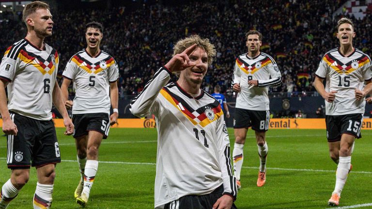 Nick Woltemade (m.) eröffnete mit seinem Treffer eine wahre Machtdemonstration des DFB-Teams.