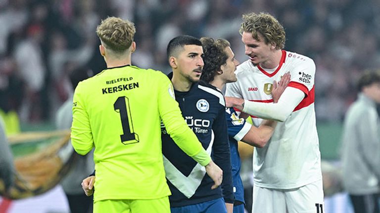Der damalige Stuttgart-Stürmer Nick Woltemade nach dem DFB-Pokal-Finale mit Bielefeld-Kapitän Mael Corboz.
