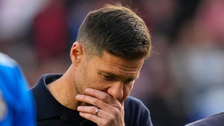 Real Madrids Trainer Xabi Alonso wirkt nach dem Remis bei Vallecano nachdenklich.