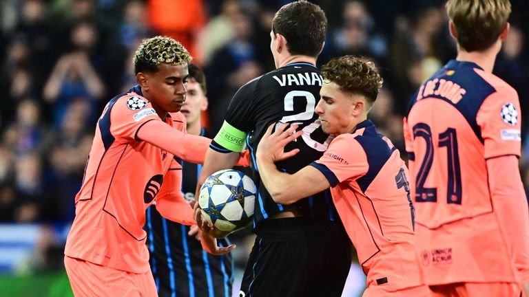 Lamine Yamal (l.) und der FC Barcelona spielen nur Remis in Brügge. 