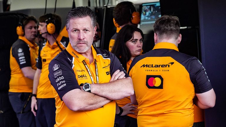 McLaren-CEO Zak Brown blickt vor dem Rennen in Katar auf den Start voraus, wo seine beiden Fahrer nebeneinander auf P1 und P2 starten.