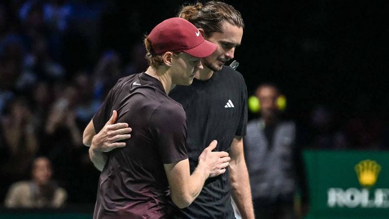 Alexander Zverev (r.) war chancenlos gegen Jannik Sinner.