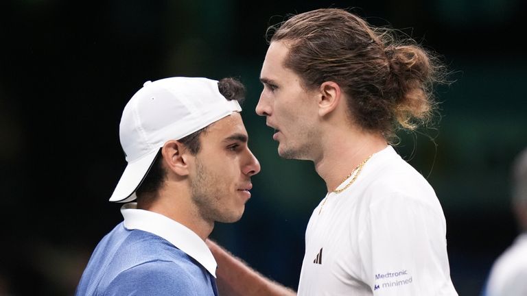 Alexander Zverev (r.) gleicht für das deutsche Davis-Cup-Team gegen Argentinien aus. 