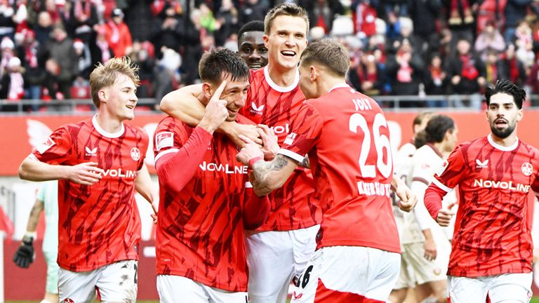 1. FC Kaiserslautern besiegt Dynamo Dresden.