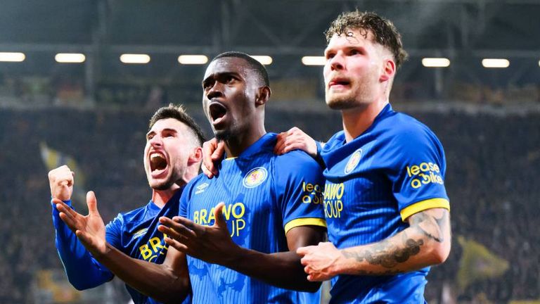 Eintracht Braunschweig bejubelt den Auswärtsdreier in Dresden. 