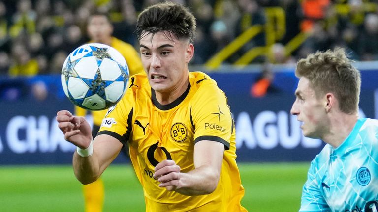 Aaron Anselmino (l.) spielt seit Sommer auf Leihbasis beim BVB.