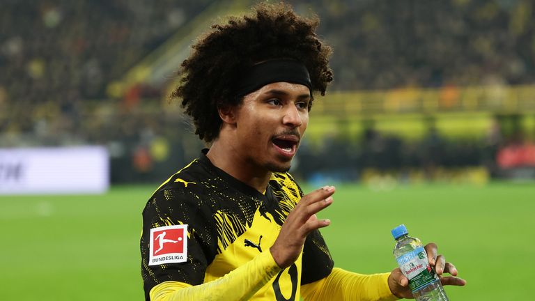 Nach seiner Auswechslung in der Partie gegen Borussia Mönchengladbach wütete Karim Adeyemi an der Seitenlinie.