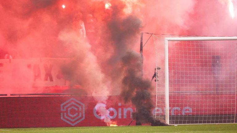 Mit zahlreichen Leuchtraketen sorgten die Ajax-Fans für einen Spielabbruch. 