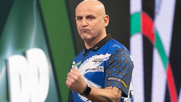 Alan Soutar gewinnt mit seinem 16. Match-Dart sein Auftaktspiel bei der Darts-WM.