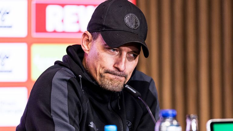 Alexander Blessin poltert nach dem Bundesliga-Spiel von St. Pauli über Ballkinder.