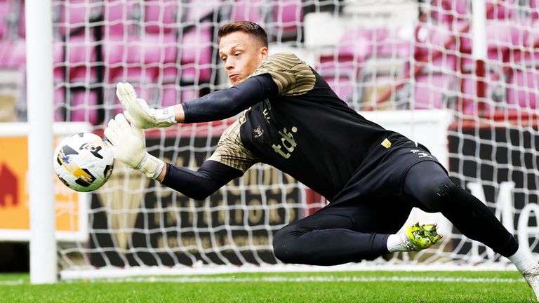 Alexander Schwolow ist ein wichtiger Teil von Hearts of Midlothians Lauf in Schottland.