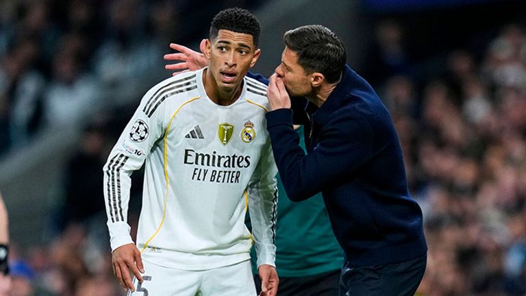 Real-Trainer Xabi Alonso (r.) gibt Superstar Jude Bellingham Anweisungen.