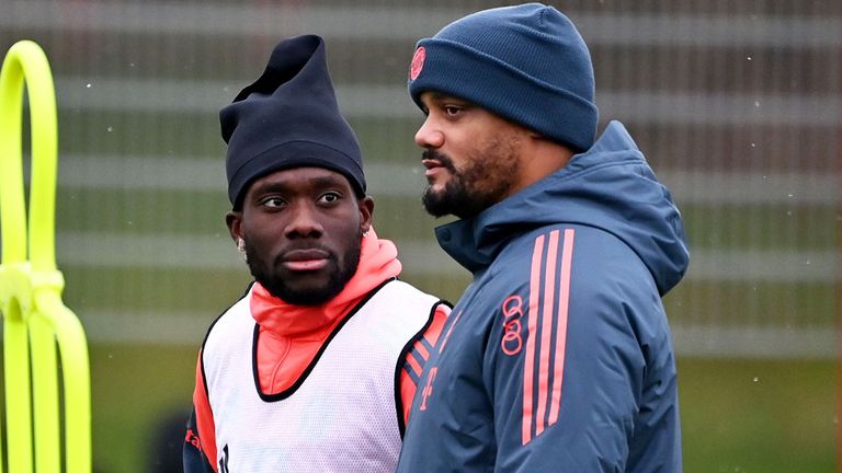 Alphonso Davies (li.) ist gegen Lissabon in Kompanys (re.) Bayern-Kader. 