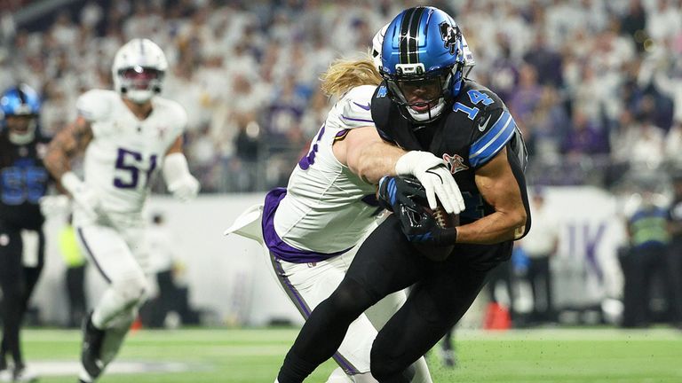 Amon-Ra St. Brown (vorne) verpasst mit den Detroit Lions die NFL-Playoffs.