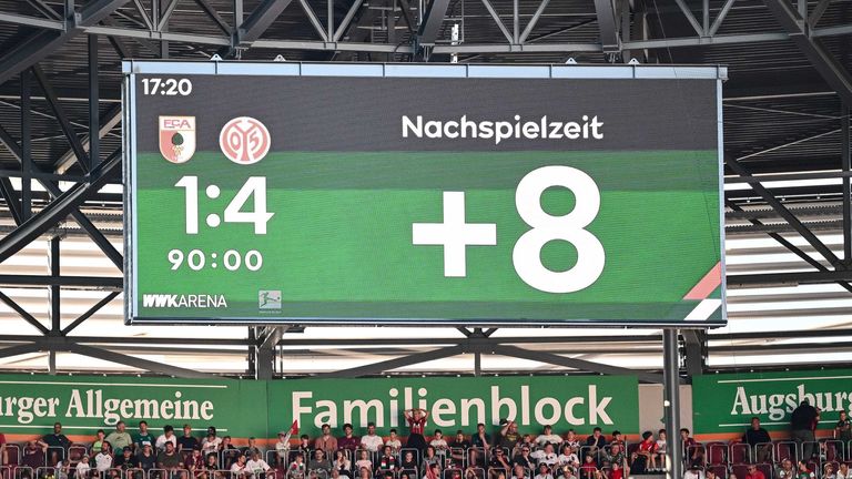 Zukünftig wird in den deutschen Fußball-Stadien die Nachspielzeit angezeigt. 