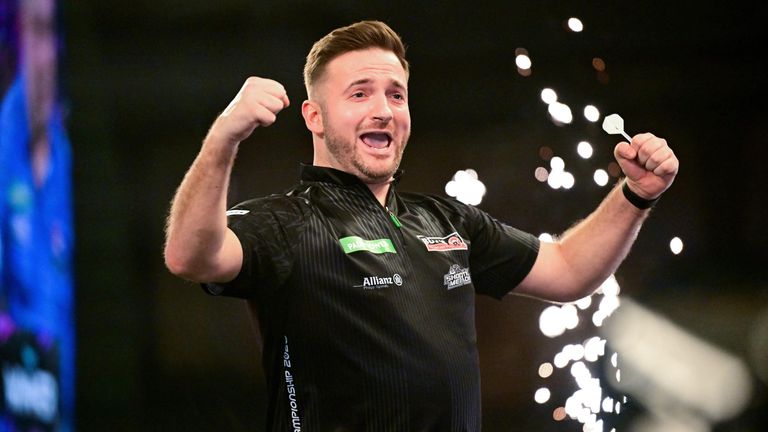 Arno Merk startet mit einem 3:1-Sieg über Kim Huybrechts in die Darts WM 2025. 