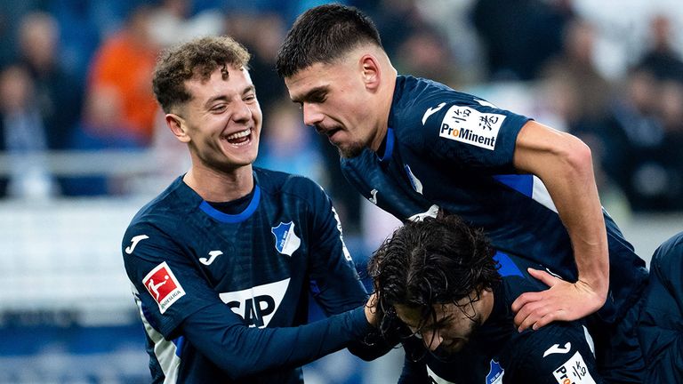 Fisnik Asllani (von l.), Albian Hajdari und Leon Avdullahu bejubeln einen Sieg der TSG Hoffenheim.