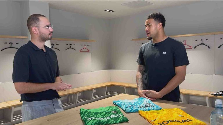 Sky Reporter Fabian Schreiner im Interview mit Freiburgs Torwart Noah Atubolu (r.).