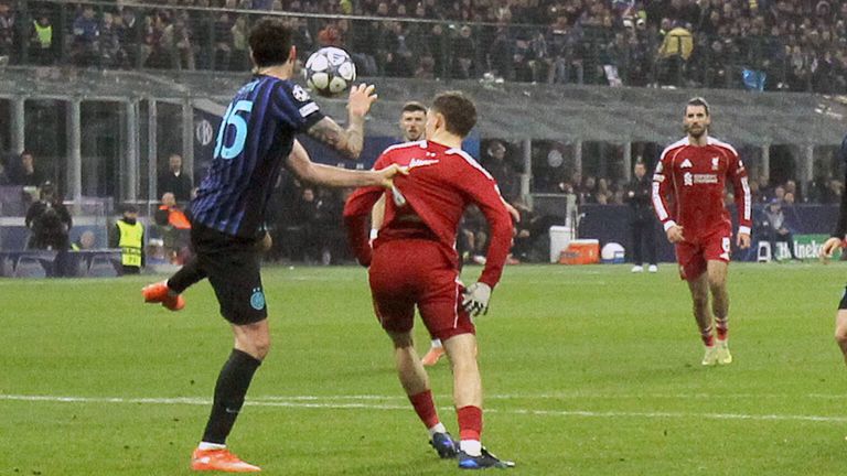 Die spielentscheidende Szene: Wirtz holt gegen Bastoni den Elfmeter für Liverpool heraus, der zum 1:0 für die Reds führte.