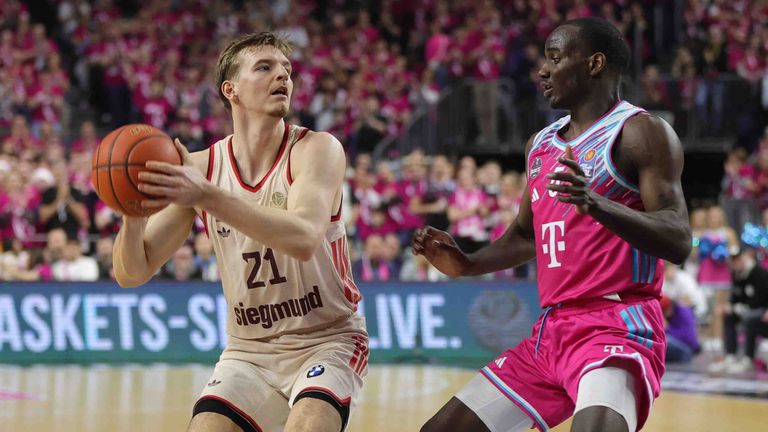 Justus Hollatz (l.) setzt zum Wurf gegen Tylan Birts an.