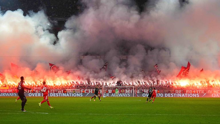 Bayern Münchens Vorstandschef Jan-Christian Dreesen hat die eigenen Fans scharf kritisiert.