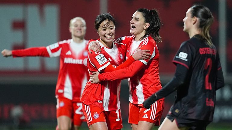 Die Bayern-Frauen gewinnen bei Bayer Leverkusen.