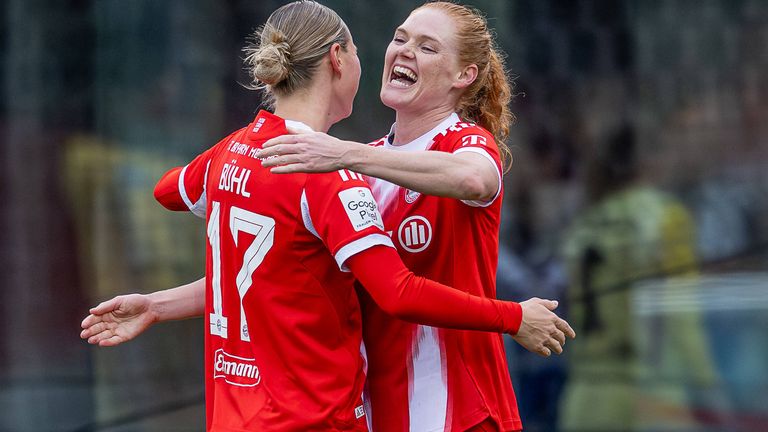 Die Bayern-Frauen feiern einen Kantersieg gegen den HSV.