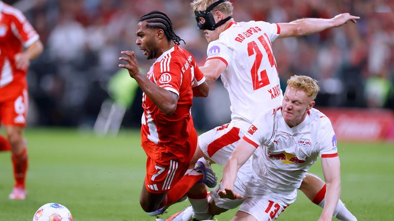 Serge Gnabry (l.) und der FC Bayern München treffen im Pokal-Viertelfinale auf RB Leipzig. 