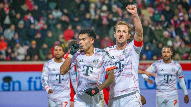 Luis Diaz (links) und Harry Kane (rechts) feiern den 22. Sieg der Saison für den FC Bayern. Am Sonntag geht es gegen VfL Wolfsburg. 