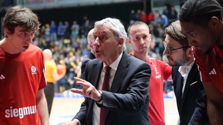 Die Bayern feiern den ersten Sieg nach der Rückkehr von Trainer Svetislav Pesic.