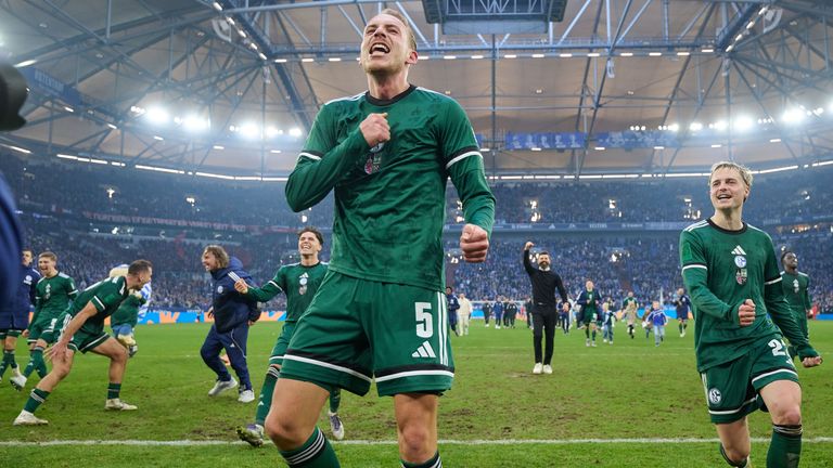 Timo Becker (Mitte) feiert beim Schalker Sieg. Die Knappen nehmen Kurs auf die Bundesliga und treffen am Sonntag auf Braunschweig. 