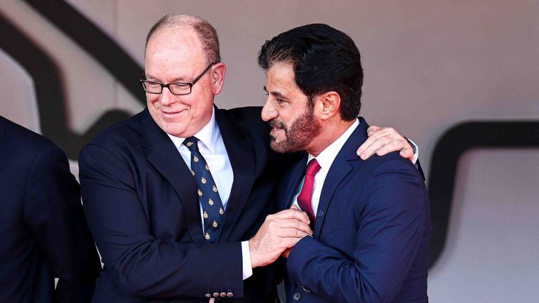Mohammed Ben Sulayem (r.) geht in seine zweite Amtszeit als FIA-Präsident.
